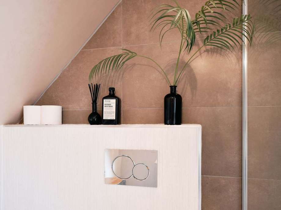 Stone tiles and palm fronds in the master en suite
