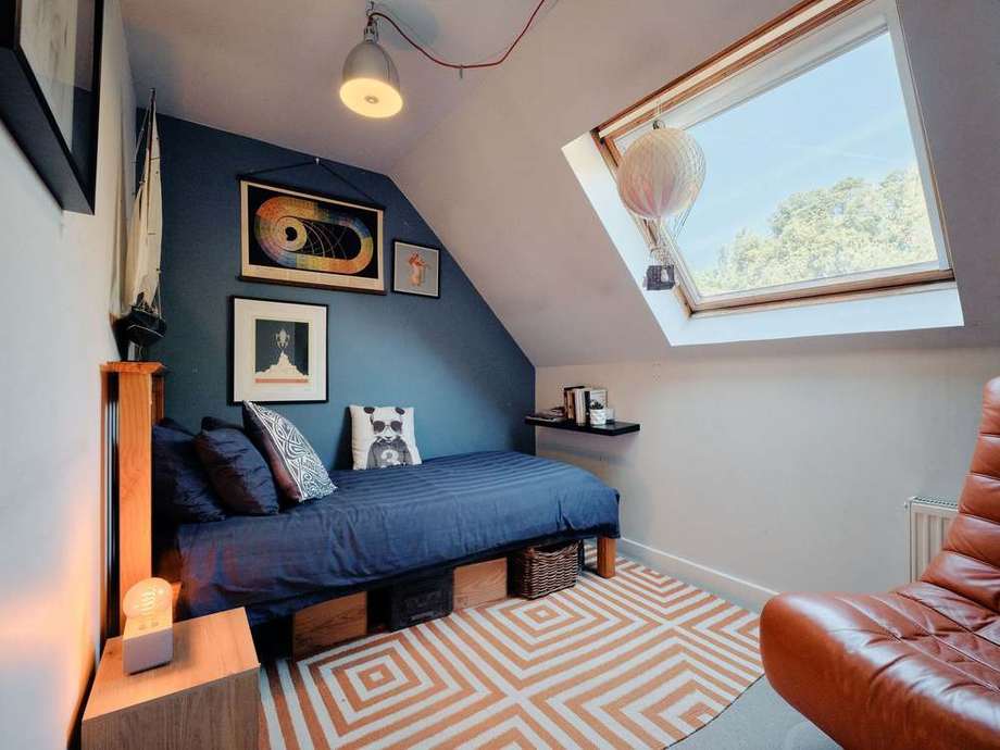 Bedroom 5 in deep blue, with a hot-air balloon on the wall